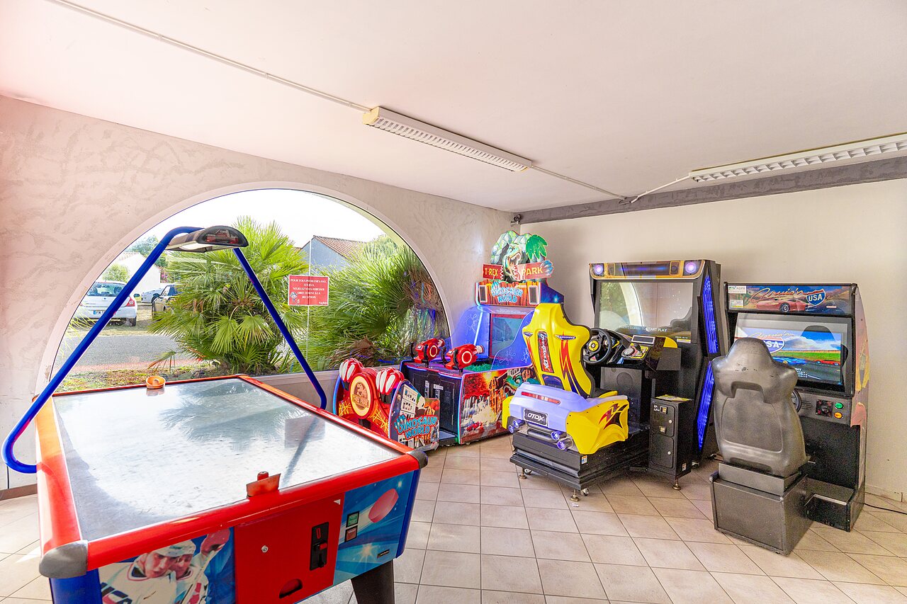 Airhockeytisch und Arcade-Spiele auf dem Campingplatz CAPFUN Bel Air in Aiguillon sur Mer (85).