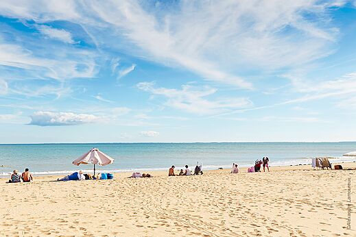 Sandstrand, Sonnenschirm und Entspannung auf dem Campingplatz CAPFUN Bel Air in Aiguillon sur Mer.