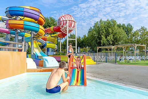 Wasserrutschen und Schwimmbad auf dem Campingplatz CAPFUN Bel Air in Aiguillon sur Mer (85).