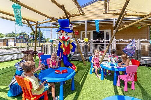 Kinderanimation mit Maskottchen und kreativen Aktivitäten auf dem Campingplatz CAPFUN Bel Air in Aiguillon sur Mer (85).