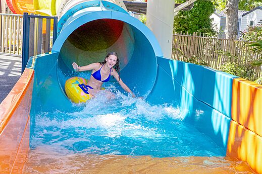 Mädchen auf Reifen in Wasserrutsche auf Campingplatz CAPFUN Bel Air in Aiguillon sur Mer (85).