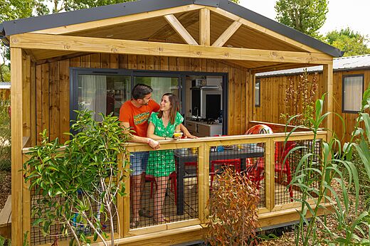 Mobilheim mit Terrasse auf dem Campingplatz CAPFUN Bel Air in Aiguillon sur Mer (85).