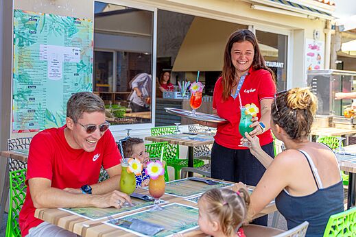 Cocktailservice Familie auf dem Campingplatz CAPFUN Bel Air in Aiguillon sur Mer (85).