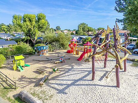 Gro�er Spielplatz mit Spielger�ten und Sand auf dem Campingplatz CAPFUN Bel Air in Aiguillon sur Mer (85).