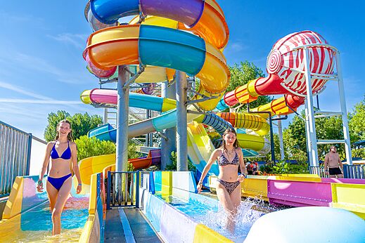 Bunte Wasserrutschen und Schwimmbad auf Campingplatz CAPFUN Bel Air in Aiguillon sur Mer.
