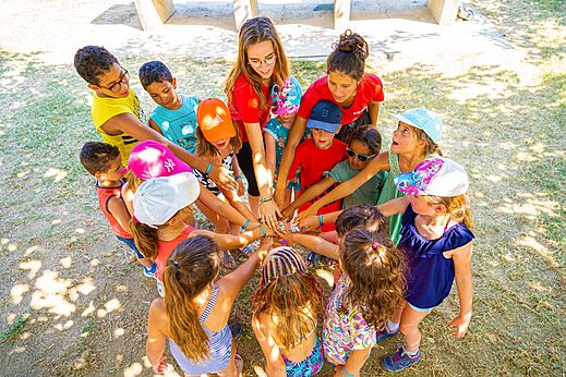 Gruppenaktivität für Kinder mit Animateuren auf dem Campingplatz CAPFUN Bel Air in Aiguillon.