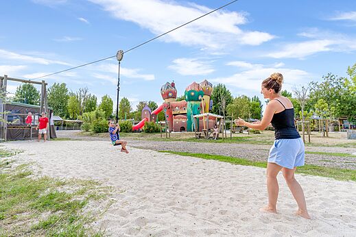 Kind an Seilrutsche und Spielplatz CAPFUN Bel Air Aiguillon sur Mer (85).