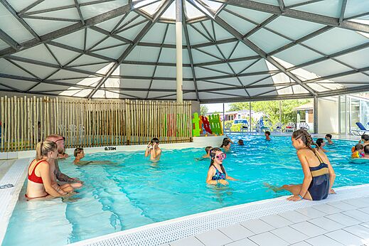Beheiztes Hallenbad, Familienschwimmen auf dem Campingplatz CAPFUN Bel Air in Aiguillon sur Mer (85).