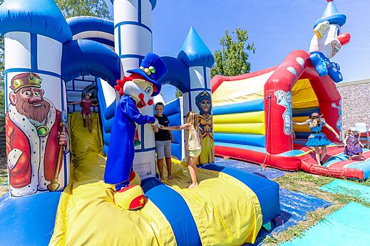 Hüpfburgen, Kinder und Maskottchen auf dem Campingplatz CAPFUN Bel Air in Aiguillon sur Mer.