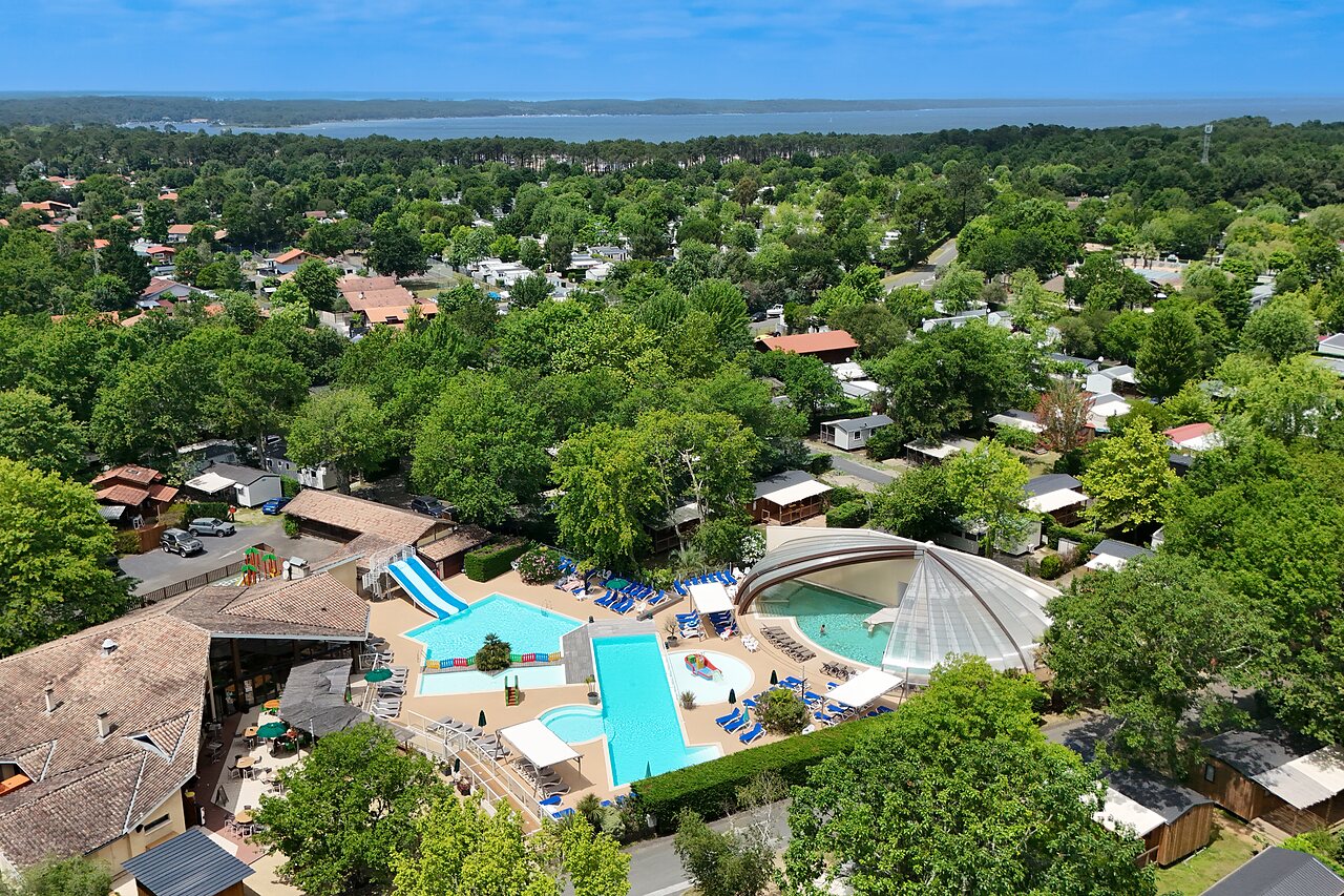 Aquatic complex with slide and covered pool at CLICOCHIC Bimbo campsite in BISCARROSSE (40).