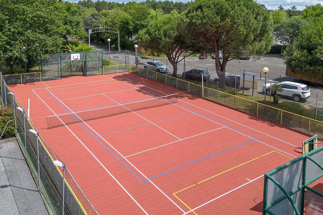 Multi-sport court tennis, basketball and badminton at CLICOCHIC Bimbo campsite BISCARROSSE (40).