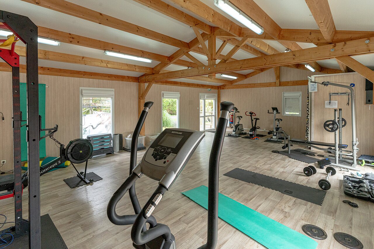 Sports room with rower, bikes, and weights at CLICOCHIC Bimbo campsite in BISCARROSSE.