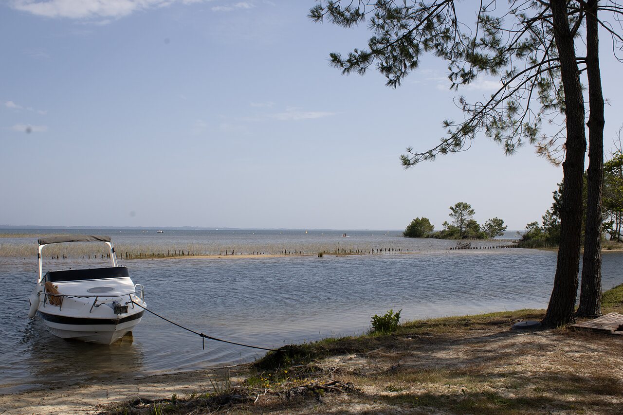 Motorboat moored on the lake shore at CLICOCHIC Bimbo campsite, BISCARROSSE (40)