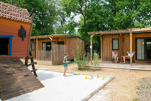 Child on the playground, Mobile homes at camping CLICOCHIC Bimbo in BISCARROSSE (40).