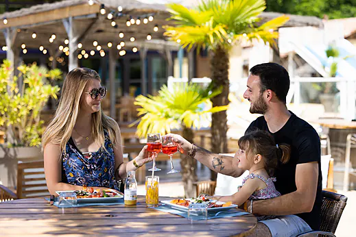 Famille d�jeunant sur la terrasse du restaurant au camping CLICOCHIC Bimbo � BISCARROSSE (40).