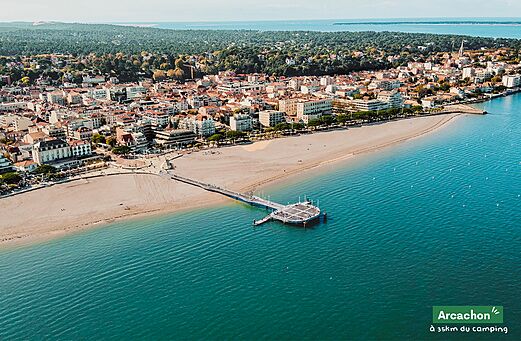 Luftaufnahme von Arcachon, Strand und ikonischer Seebrücke, zu besuchen in Gironde.