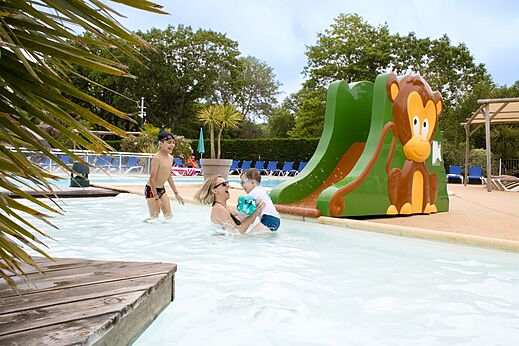 Monkey water slide and children's pool at CLICOCHIC Bimbo campsite in BISCARROSSE (40)