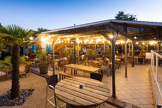 Beleuchtete Restaurantterrasse im Freien mit Gästen auf Camping CLICOCHIC Bimbo BISCARROSSE (40).