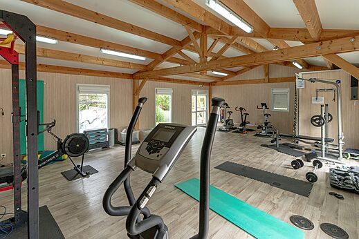Gym with various equipment at CLICOCHIC Bimbo campsite in BISCARROSSE (40).