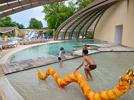 Überdachtes Schwimmbad und Wasserspiele für Kinder auf dem Campingplatz CAPFUN Cenic in BISCARROSSE.