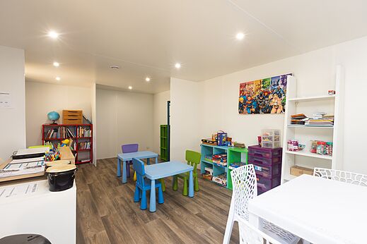 Kinderspielzimmer mit Tischen und Stühlen auf dem Campingplatz CLICOCHIC Bimbo in BISCARROSSE (40)