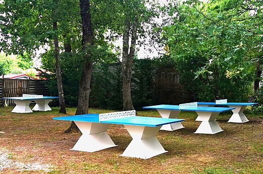 Outdoor-Tischtennisplatten für Spiele auf Campingplatz CLICOCHIC Bimbo in BISCARROSSE (40).