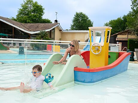 Rutsche, Boot und Kinderbecken auf dem Campingplatz CLICOCHIC Bimbo in BISCARROSSE.