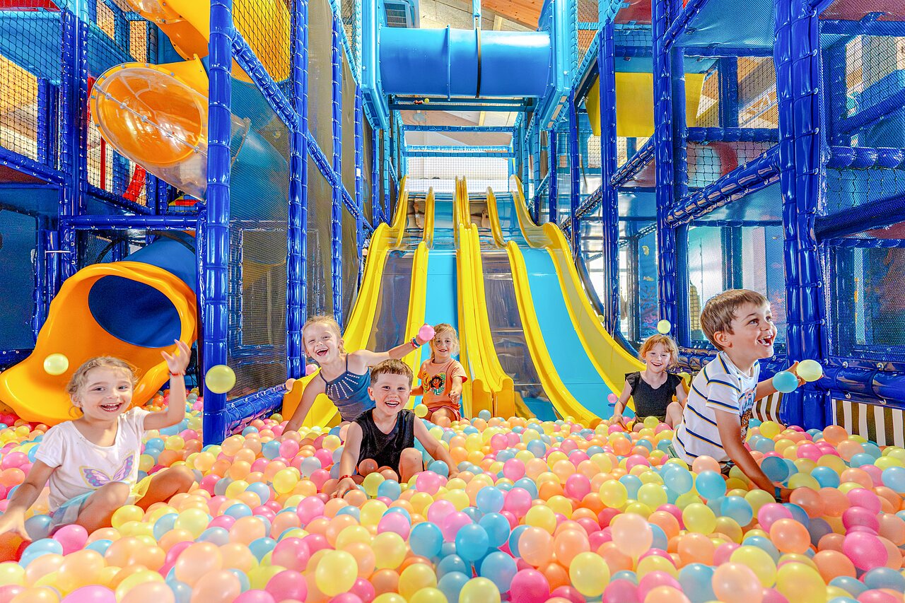Spielplatz auf dem Campingplatz VAGUES OCEANES Blancs Ch�nes in LA TRANCHE SUR MER (85).