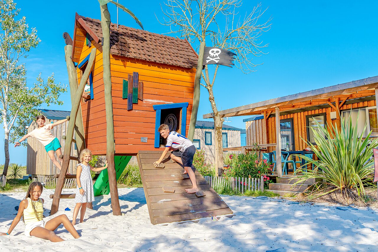 Kinderspiele auf dem Campingplatz VAGUES OCEANES Blancs Ch�nes in LA TRANCHE SUR MER (85).
