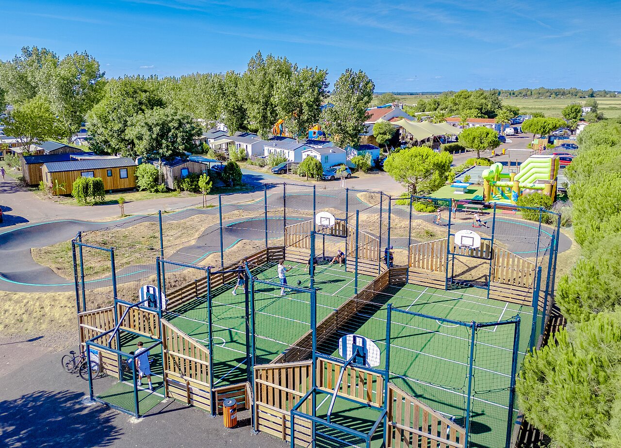 Multisportplatz, Pumptrack und H�pfburgen auf Camping VAGUES OCEANES Blancs Ch�nes in LA TRANCHE SUR MER (85).