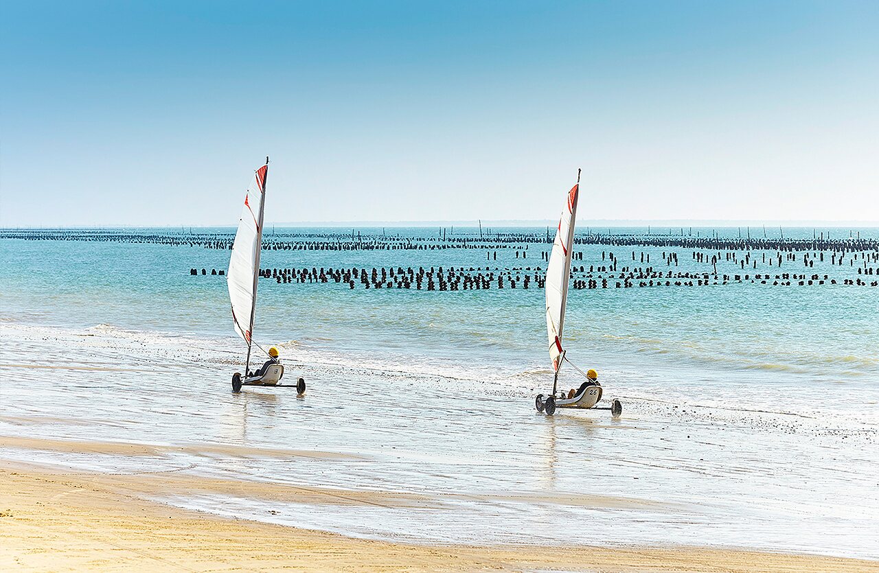 Strandsegeln am Strand auf dem Campingplatz VAGUES OCEANES Blancs Ch�nes in LA TRANCHE SUR MER (85).