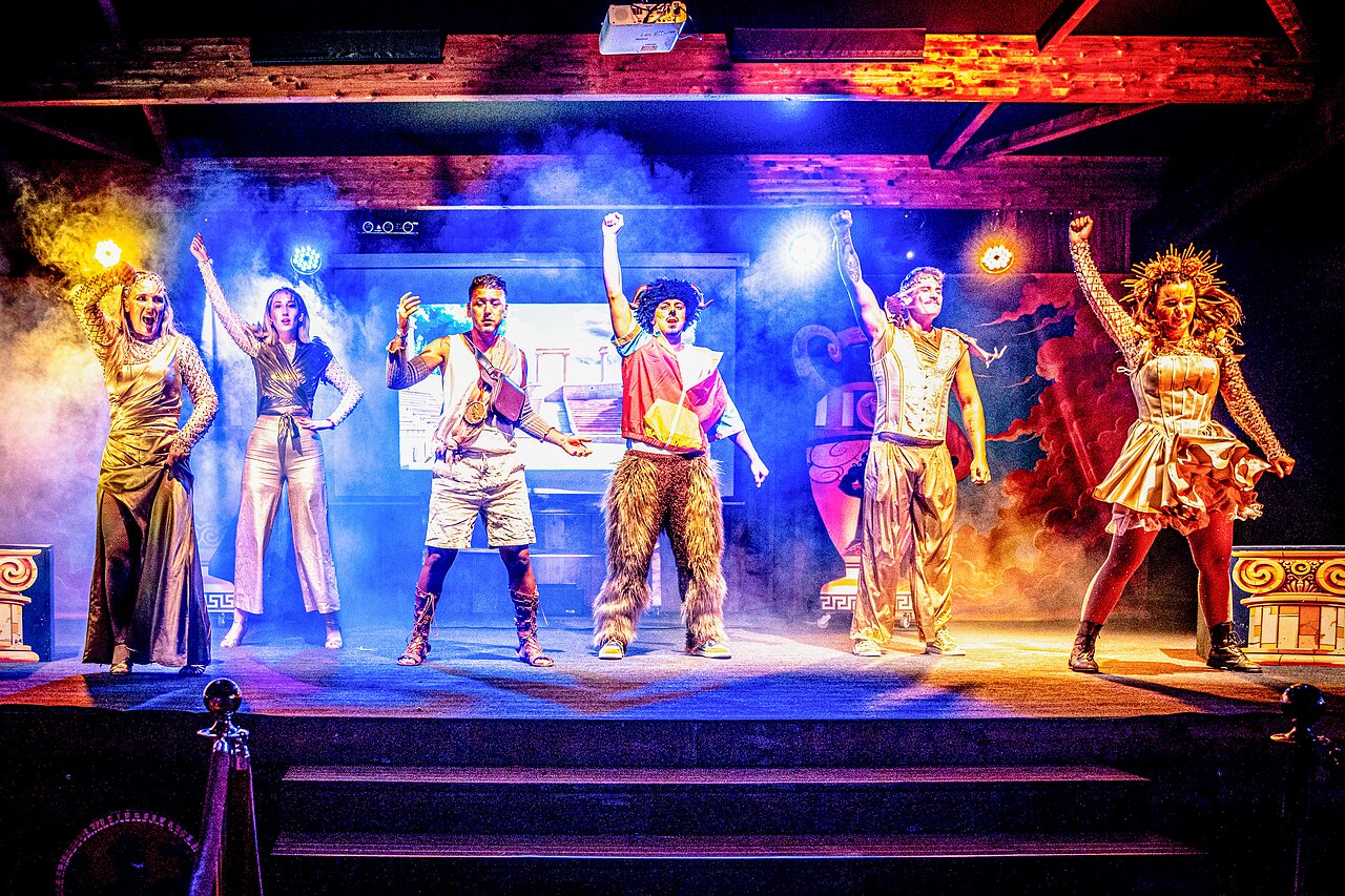 Animationsshow mit kost�mierten K�nstlern auf der B�hne auf dem Campingplatz VAGUES OCEANES Blancs Ch�nes in LA TRANCHE SUR MER (85).