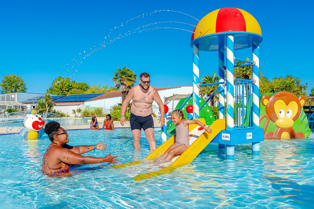 Wasserrutsche und Wasserspiele f�r Kinder auf dem Campingplatz VAGUES OCEANES Blancs Ch�nes in LA TRANCHE SUR MER (85).