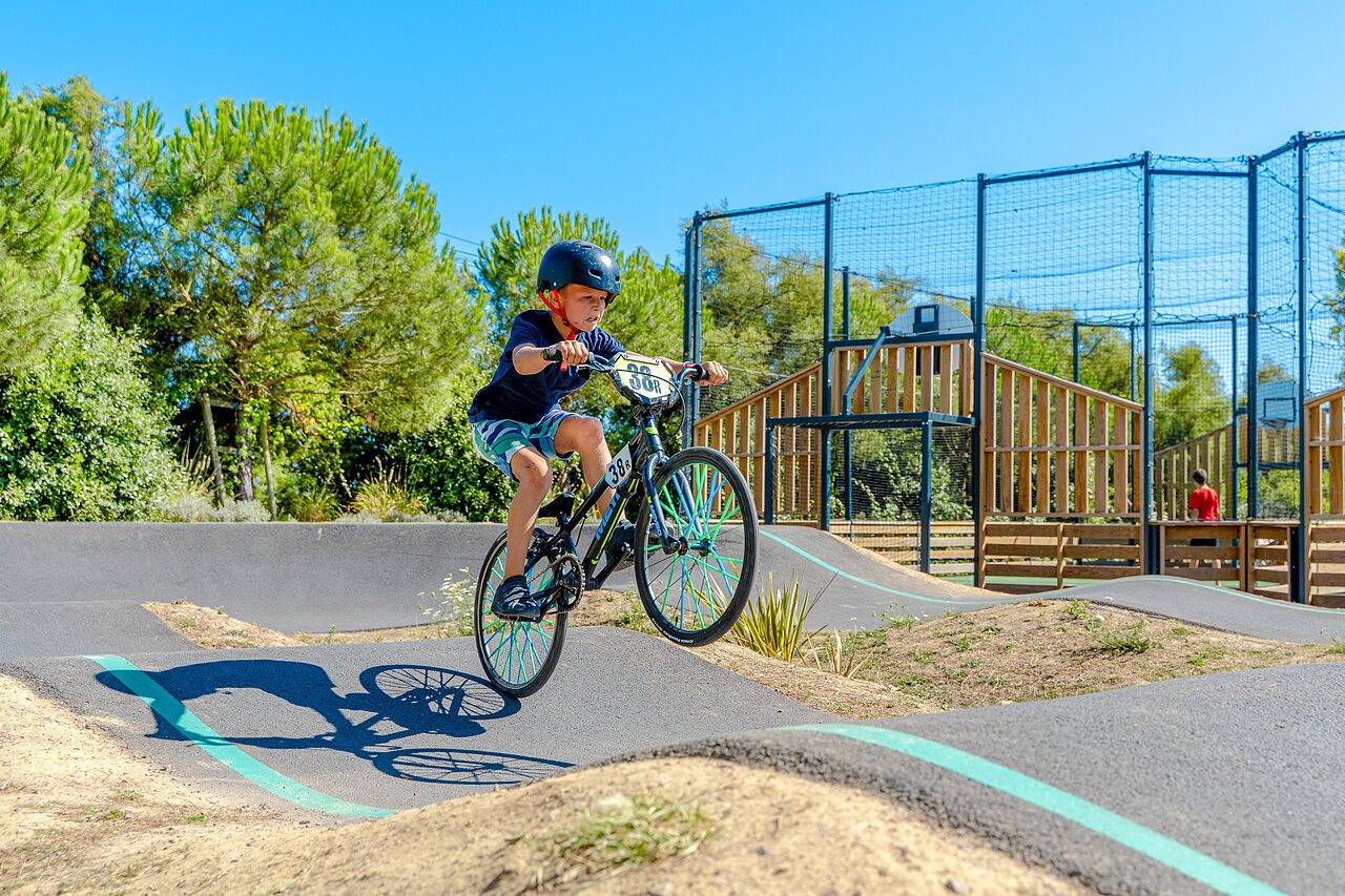 Pump-Track und Fahrrad am Campingplatz VAGUES OCEANES Blancs Ch�nes, LA TRANCHE SUR MER.