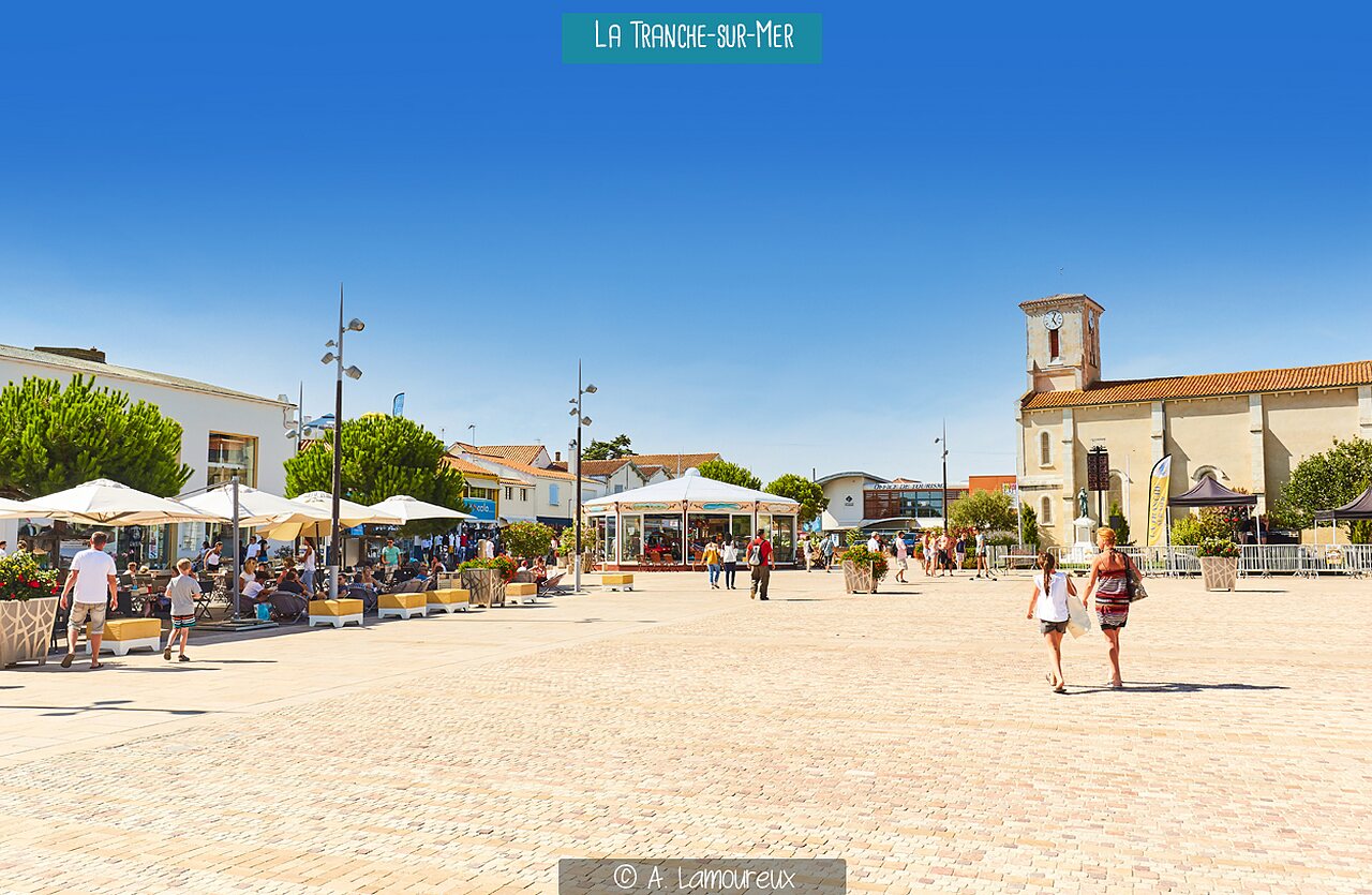 Lebhafter Stadtplatz mit Karussell und Kirche in La Tranche-sur-Mer (Vend�e).