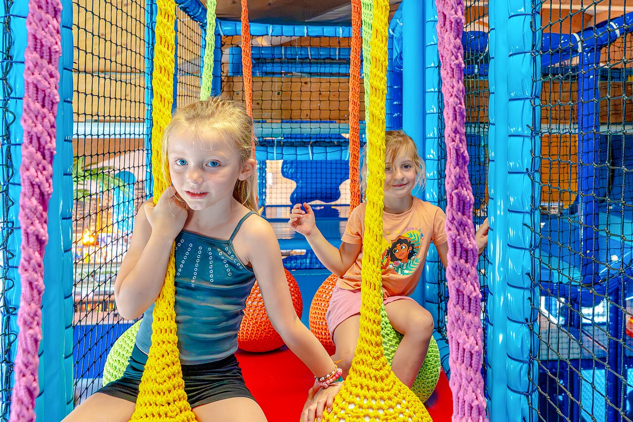 Farbenfroher Indoor-Spielplatz f�r Kinder auf dem Campingplatz VAGUES OCEANES Blancs Ch�nes.