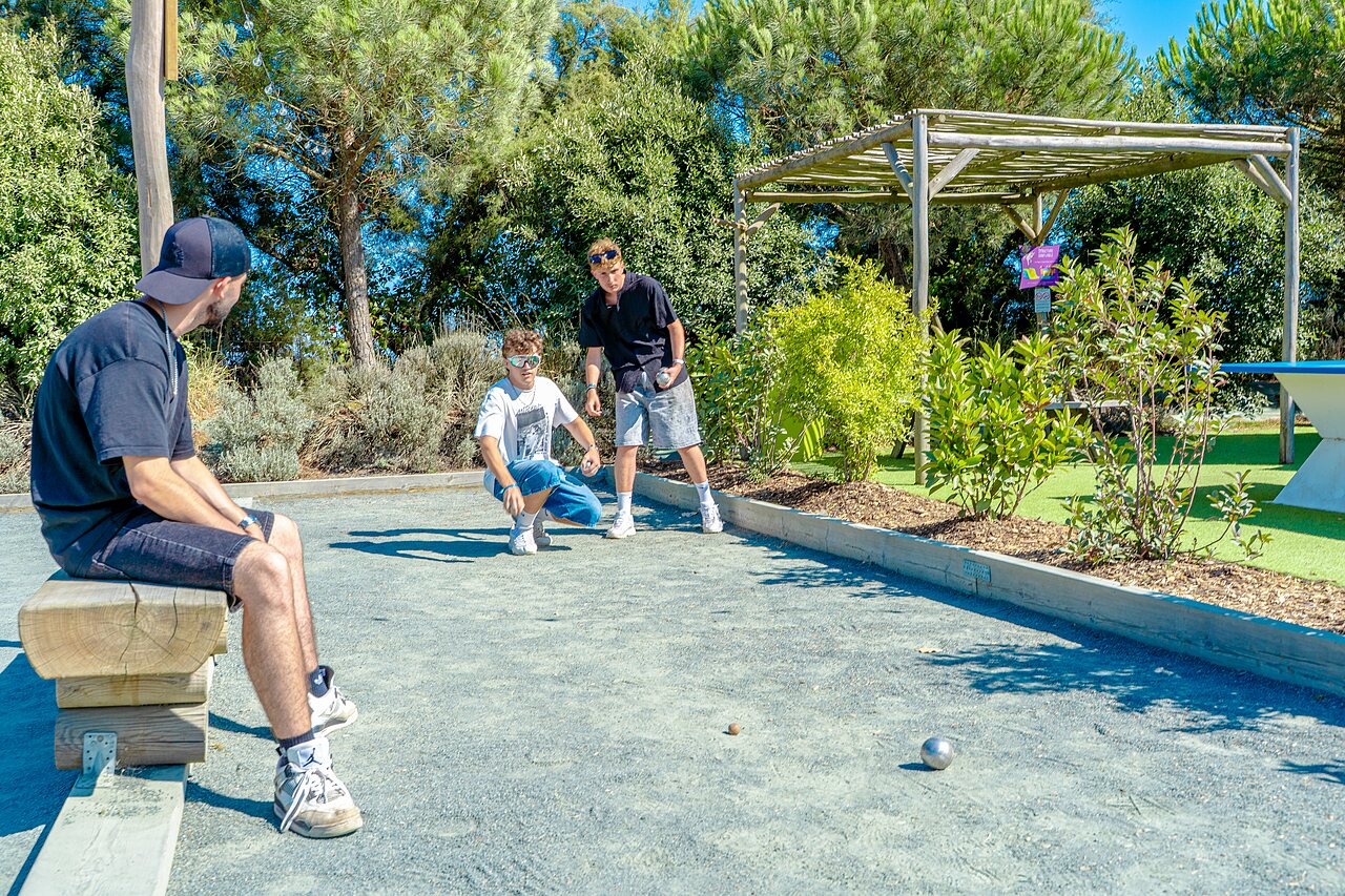 Boule-Spieler auf einem Bouleplatz auf dem Campingplatz VAGUES OCEANES Blancs Ch�nes in LA TRANCHE SUR MER (85).