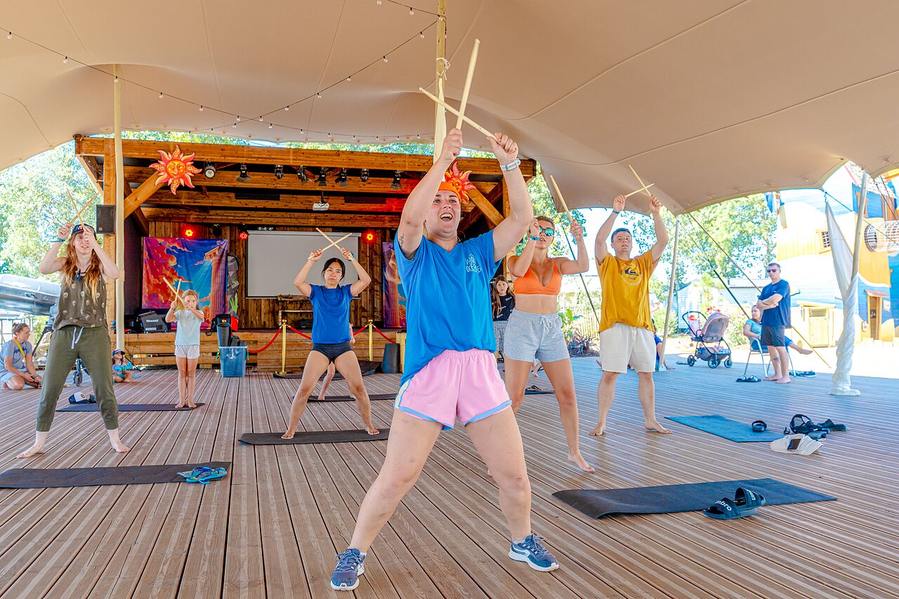 Belebte Gruppenfitness, auf dem Campingplatz VAGUES OCEANES Blancs Ch�nes in LA TRANCHE SUR MER (85).