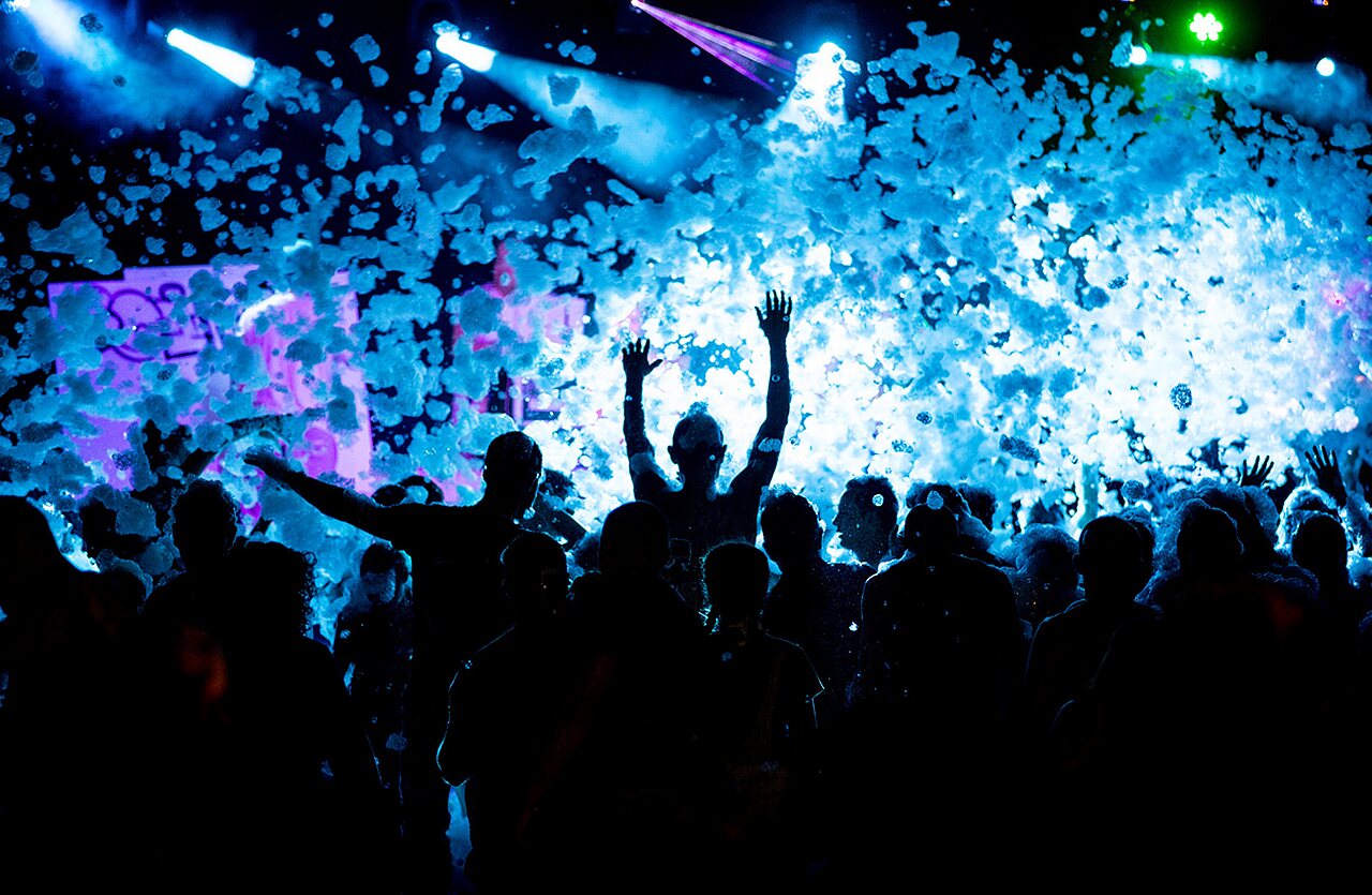 Schaumparty, feiernde Menge, blaue Lichter auf Camping VAGUES OCEANES Blancs Ch�nes in LA TRANCHE SUR MER (85).