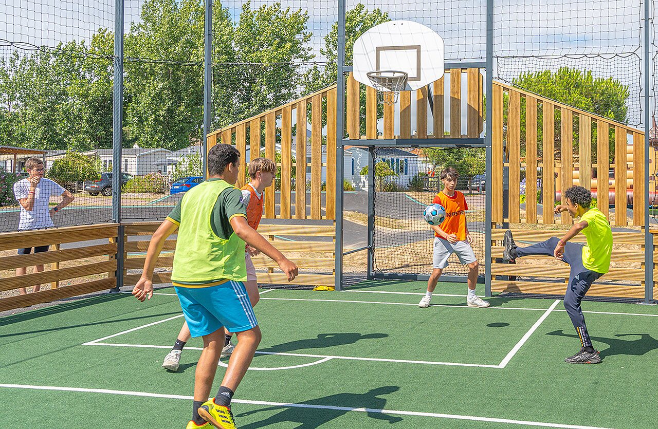 Multisportplatz f�r Fu�ball und Basketball auf dem Campingplatz VAGUES OCEANES Blancs Ch�nes in LA TRANCHE SUR MER (85).