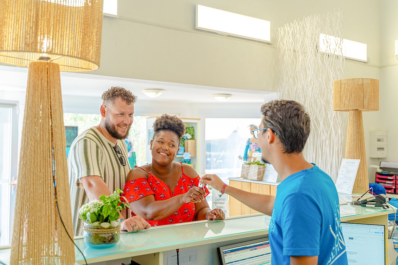 Empfang, Schl�ssel�bergabe an G�ste auf dem Campingplatz VAGUES OCEANES Blancs Ch�nes in LA TRANCHE SUR MER (85).