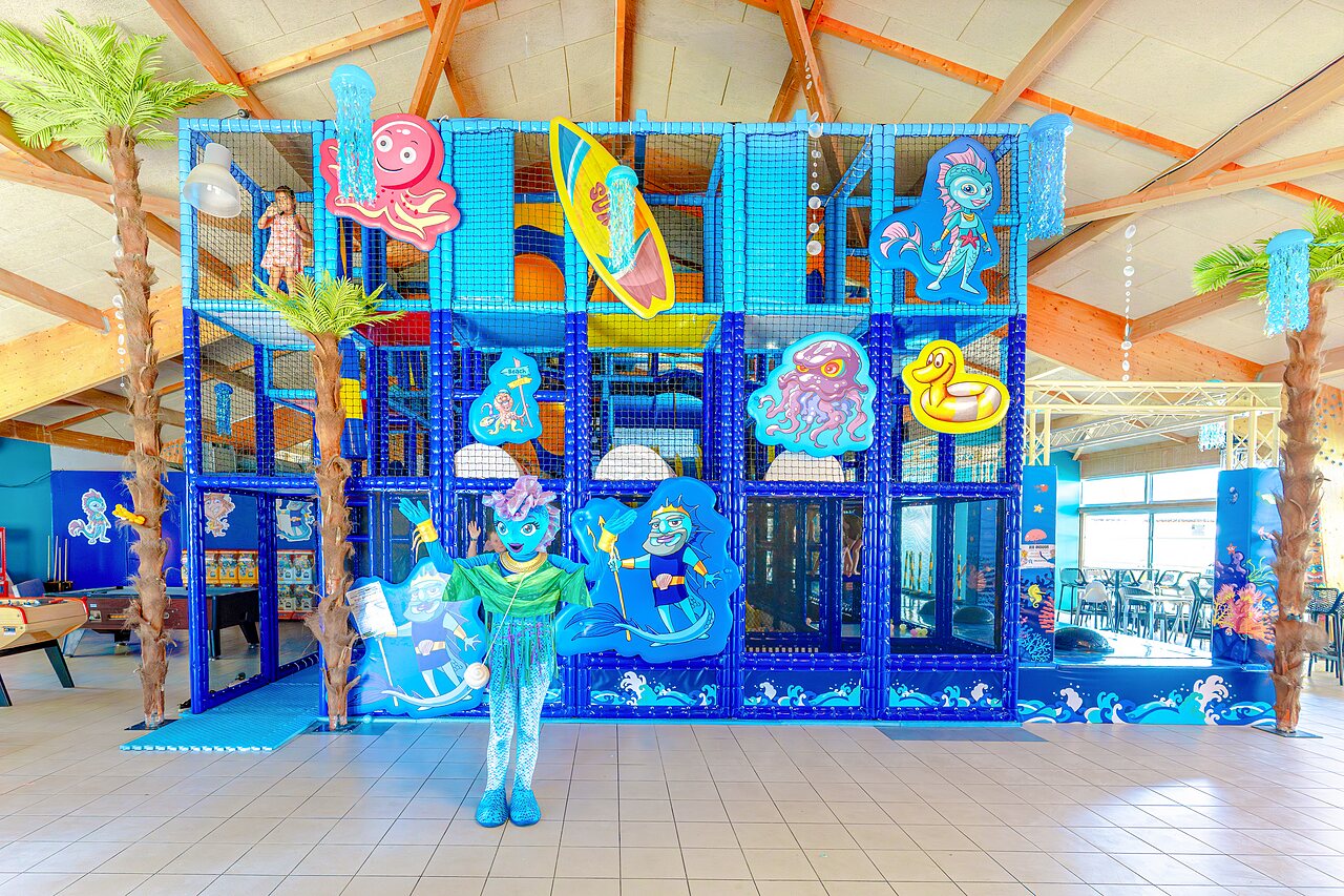 Gro�er Indoor-Spielplatz, maritimes Thema, auf dem Campingplatz VAGUES OCEANES Blancs Ch�nes.