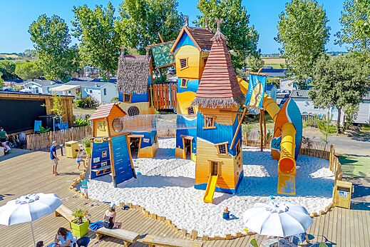 Bunter Spielplatz, Rutschen auf dem Campingplatz VAGUES OCEANES Blancs Ch�nes in LA TRANCHE SUR MER (85).