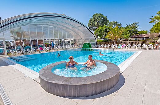 �berdachtes Schwimmbad, Whirlpool und Rutsche auf Camping VAGUES OCEANES Blancs Ch�nes.