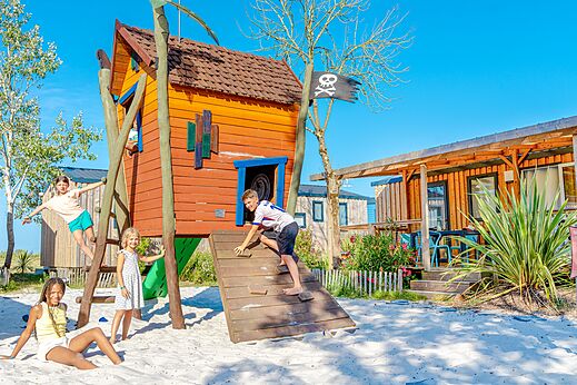 Kinder spielen auf h�lzernem Piraten-Spielplatz auf Camping VAGUES OCEANES Blancs Ch�nes in LA TRANCHE SUR MER (85).