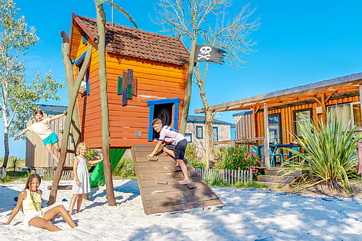 Jeux enfants au camping VAGUES OCEANES Blancs Ch�nes � LA TRANCHE SUR MER (85).