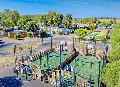 Multi-sport field at VAGUES OCEANES Blancs Chênes campsite in LA TRANCHE SUR MER (85).