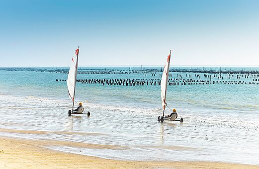 Strandsegler am Strand des Campingplatzes VAGUES OCEANES Blancs Ch�nes.