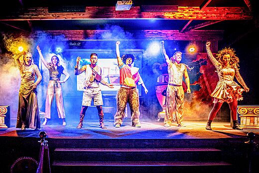 Animationsshow mit K�nstlern auf der B�hne auf dem Campingplatz VAGUES OCEANES Blancs Ch�nes in LA TRANCHE SUR MER (85).