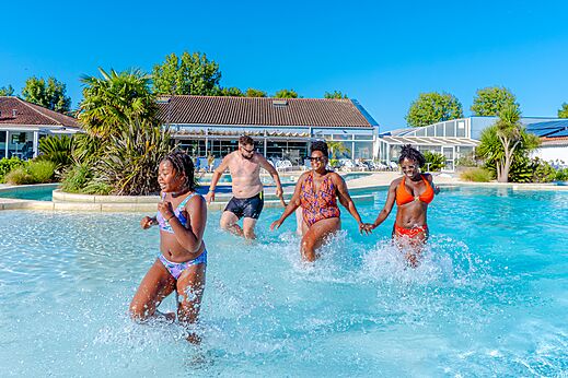 Au�enpool, Familie hat Spa� auf dem Campingplatz VAGUES OCEANES Blancs Ch�nes in LA TRANCHE SUR MER (85).